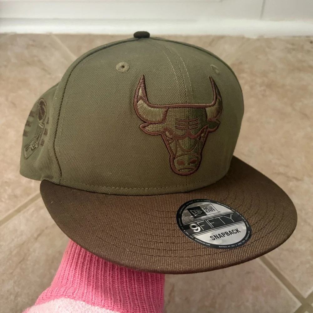 Men's New Era OSFM Olive Chicago Bulls 9FIFTY Snapback Hat with brown brim